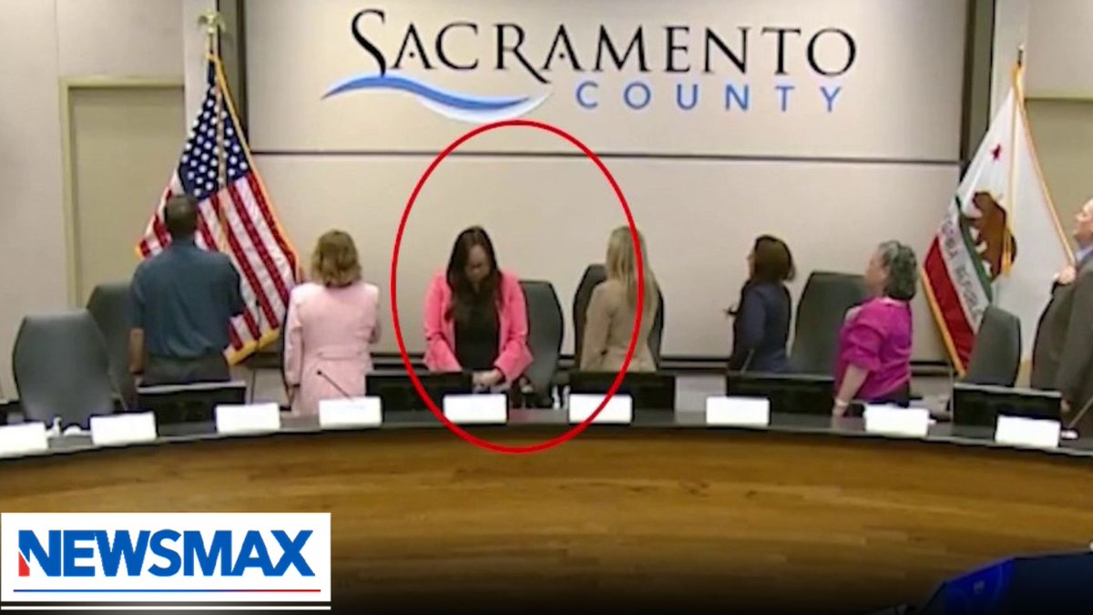 RED FLAG: “The Right Squad” slammed Sacramento Councilwoman Mai Vang for turning her back on the American flag during the Pledge of Allegiance. Mercedes Schlapp Matt Schlapp Tony Shaffer 🇺🇲☢️ Alex Swoyer Daniel Lippman