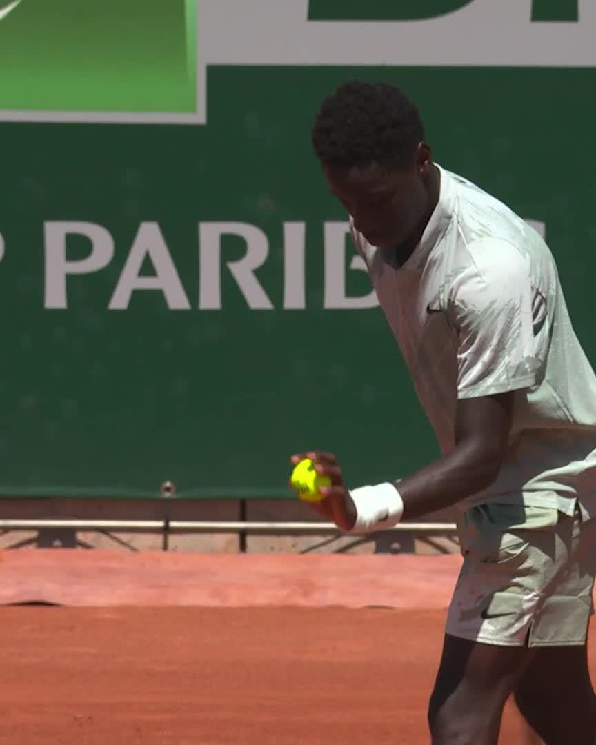 Moise Kouame acaba de ganar su primer partido en un Grand Slam. Contra Cilic y en sets corridos. Este es el nuevo francés que dará que hablar en los próximos años. Lo entrena Richard Gasquet.
