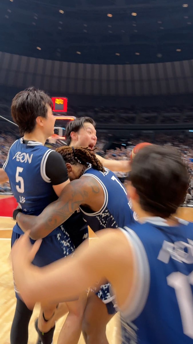 歓喜の瞬間🏆 長崎ヴェルカ、新たな歴史を刻む。 長崎ヴェルカ 公式 #Bリーグ #りそなグループ #Bリーグファイナル