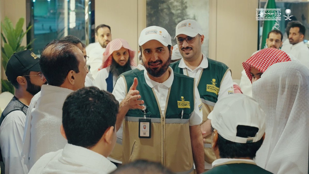 تفقد معالي د. توفيق الربيعة توفيق الربيعة مخيمات الحجاج يوم التروية؛ للاطمئنان على أحوالهم، ومتابعة جاهزية الخدمات المقدمة بما يسهم في تيسير رحلتهم وأداء مناسكهم بيسر وطمأنينة. #حياكم_الله #حج_1447هـ
