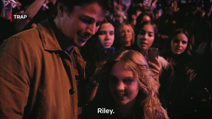 Bisa-bisanya M. Night Shyamalan nyempil di sini 😂 Sutradara mana lagi yang hobi jadi surprise cameo di filmnya sendiri? 🤔