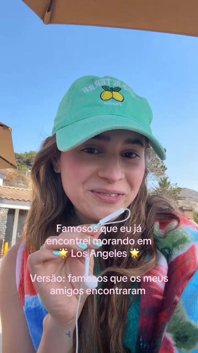 Através do TikTok, uma brasileira contou de quando encontrou com Kendall Jenner no VIP da sexta-feira do primeiro final de semana do Coachella este ano. Inicialmente, a menina não reconheceu a modelo. Kendall interagiu com ela, oferecendo bebida e até mesmo uma garrafa pequena de sua tequila, a 818.