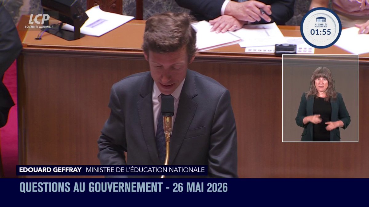 Ecrit : "Il faut qu'on retravaille en classe sur le geste scripteur", préconise Édouard Geffray. "Il faut que nous fassions rédiger à nos élèves des phrases complètes, de la majuscule jusqu'au point, et il faut par conséquent bannir les textes à trous." #QAG #DirectAN