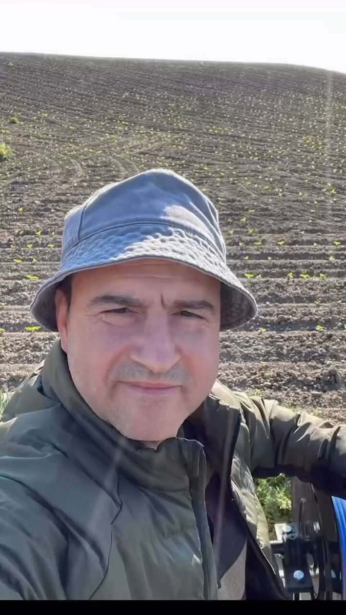 Komiklik yapmaya çalışmaktan daha az komik bir şey olamaz. Söylediklerimin, konu ne kadar ciddi olursa olsun, insanları tebessüm ettirmesini isterim. Gerçekler şekersiz içilemeyecek kadar acıdır; hele söz konusu bizsek... Artık aklıma komik bir şey gelmiyor. Her şey eskisi gibi görünse de hiçbir şey eskisi gibi olmayacak. Hiç komik değil! 🙃 Yine de “biz”den ümitliyim. Dünya altüst oldu. Tabii Türk değilseniz! Zaten Türkseniz, sisteme dair derin şüpheleri uzun zamandır içinizde barındırıyor olmanız gerekir. Siyasette, toplumsal hareketlerde lider konumda olanlar bunu aklından çıkarmamalı. Biz, bu gibi süreçlerde gergin, çaresiz, bilgisiz, tepkisiz ve heyecanlıyızdır. Soğukkanlı olanlar, gerçek bir lider olduğunu gösterebilir. Dünyadan farklı olarak, sonradan buna devlet tecrübesi de denir. Nedense biz; düğünde, trafikte, pilavcıda, neredeyse, kendimizi devlet adamı gibi pozlamayı severiz. Bu fiyaka çoğunlukla boştur. Devletlere, insanlara, bunların hikâyesine dair pek az şey bilinir. 🤨 “Louis Bonaparte’ın On Sekiz Brumaire”i, Marx’ın en önemli eserlerinden. Siyaset bilimci Soli Özel, bir yazısında kitabı gayet net özetlemişti: Marx burada, Napoleon Bonaparte’ın yeğeni, müflis Louis Bonaparte’ın Fransa’da nasıl olup da bir anayasal darbeyle iktidarı ele geçirdiğini anlatır. Kitabın girişi bir klasiktir: “Hegel, büyük dünya-tarihsel vakıaların ve şahsiyetlerin sanki iki defa çıktığından bahsetmişti bir yerlerde. Şunu eklemeyi unutmuş: Bir seferinde trajedi olarak, öteki seferindeyse fars. İnsanlar tarihlerini kendileri yapar, ama onu serbestçe kendi seçtikleri parçaları bir araya getirerek değil, önlerinde buldukları, geçmişten devreden verili koşullarla yaparlar. Tüm göçüp gitmiş kuşakların oluşturduğu gelenek, yaşayanların beyinlerine kâbus gibi çöker. Kendilerini ve bir şeyleri altüst etmekle, şimdiye dek hiç olmamışı var etmekle uğraşıyor göründükleri esnada, endişe içinde geçmişten ruhları yardıma çağırır, onların adlarına, sloganlarına, kıyafetlerine sarılır, dünya tarihinin yeni sahnesinde bu eskilerde hürmet edilen kılıklara bürünür ve bu ödünç dille oynamaya çalışırlar.” #NOWAnaHaber 19.00’da. #bumudur Müzik: Monkyman, Lamento de Gaita