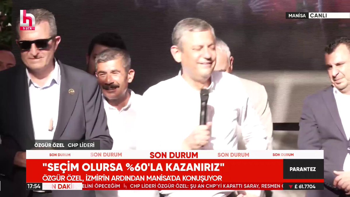 Özgür Özel miting alanında desteğe gelen annesi, babası ve Ferdi Zeyrek'in annesini selamladı