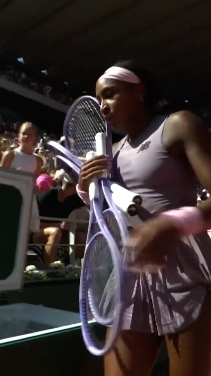 Coco Gauff had her racquets in the cooler during her match at Roland Garros 😭😭😭😭