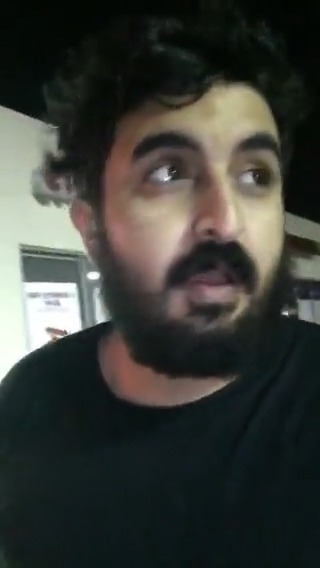 أكثر من ست سنوات مضت على اعتقال الناشط #راكان_العسيري، والذي اعتقلته السلطات في أبريل 2020 على خلفية تعبيره عن رأيه ورفضه للتطبيع. يُذكر أن العسيري واجه هذا الاعتقال بسبب دفاعه عن حقوق المرأة في المملكة، ومجموعة من الآراء التي اعتبرتها السلطة مخالفة لتوجهاتها.