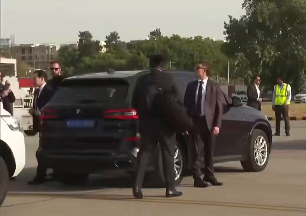 India treated Marco Rubio’s farewell like a local parking dispute 😭🇮🇳 Instead of senior officials, New Delhi sent a Deputy SP to see off the US Secretary of State “Vishwaguru” forgot Diplomacy 101 at least act important when Washington visits 😂 Meanwhile, growing Pakistan-US engagement has Delhi searching…. “How to control jealousy in 5 easy steps?” At this rate, next time India might send the office chaiwala and label it.. “High level strategic protocol” Pakistan living rent free in Modi’s foreign policy nightmares 🇵🇰 #IndiaEmbarrassedUSA #MarcoRubio #DiplomaticCrisi #pakistan 🇵🇰