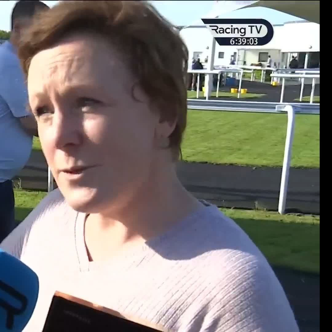 First runner - first winner! A fantastic story and an emotional Tanya Browne - daughter of Willie Browne - who trains Lamar Canyon to victory at Dundalk Stadium. The horse was steered home by Tanya's son Adam Browne-Souza, and is just one of two she has in training 👏