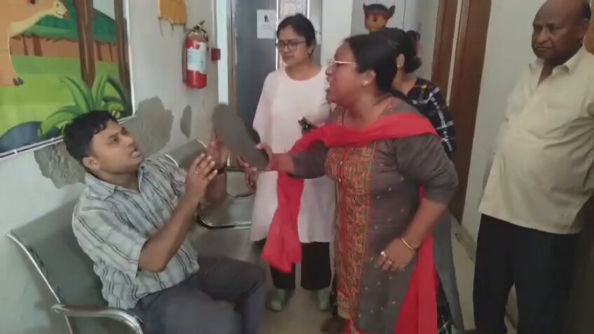 Women all brutally thrashed the chamcha of former TMC Minister Arup Ray with shoes at Howrah's Child Hospital. Police later took him away. The majority of their Cadre base is still hiding over same fear of retaliation.