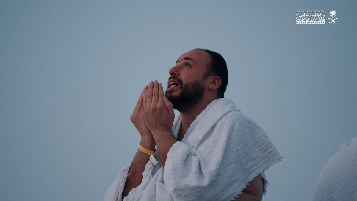 في عرفات، تجتمع الجموع على صعيدٍ واحد، وتتجه القلوب إلى مقصدٍ واحد. لحظاتٌ يملؤها الخشوع، وتسبق فيها الدموع الكلمات، وتمضي الدعوات محمّلة بالرجاء والأمنيات. #حياكم_الله #حج_1447هـ