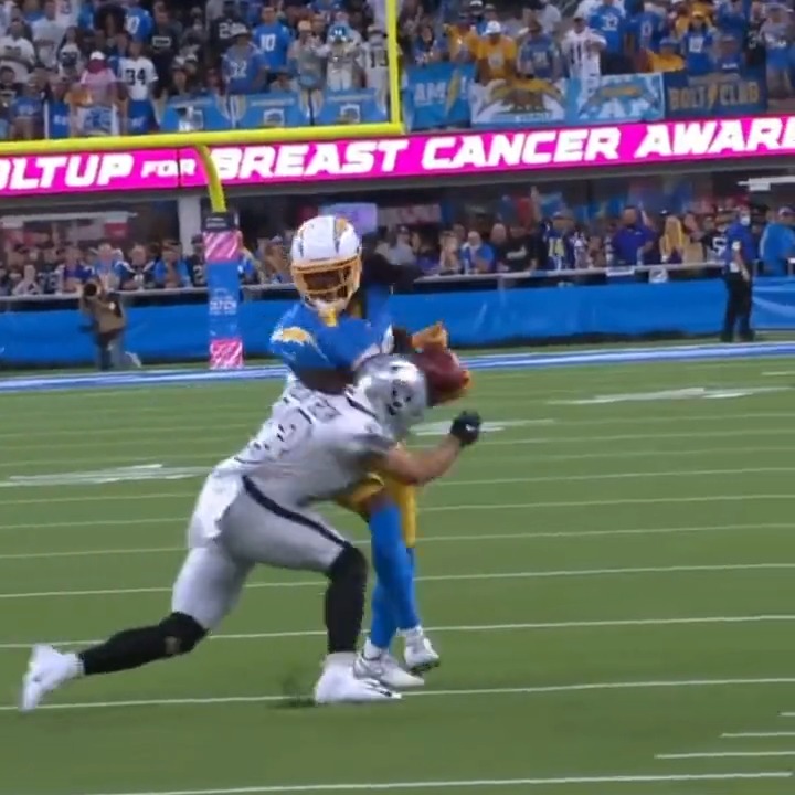 THROWBACK: When #Raiders star wide receiver Hunter Renfrow turned into a Hall of Fame defensive back on this play. 😳😳😳 One of the best defensive players ever — by an offensive player.