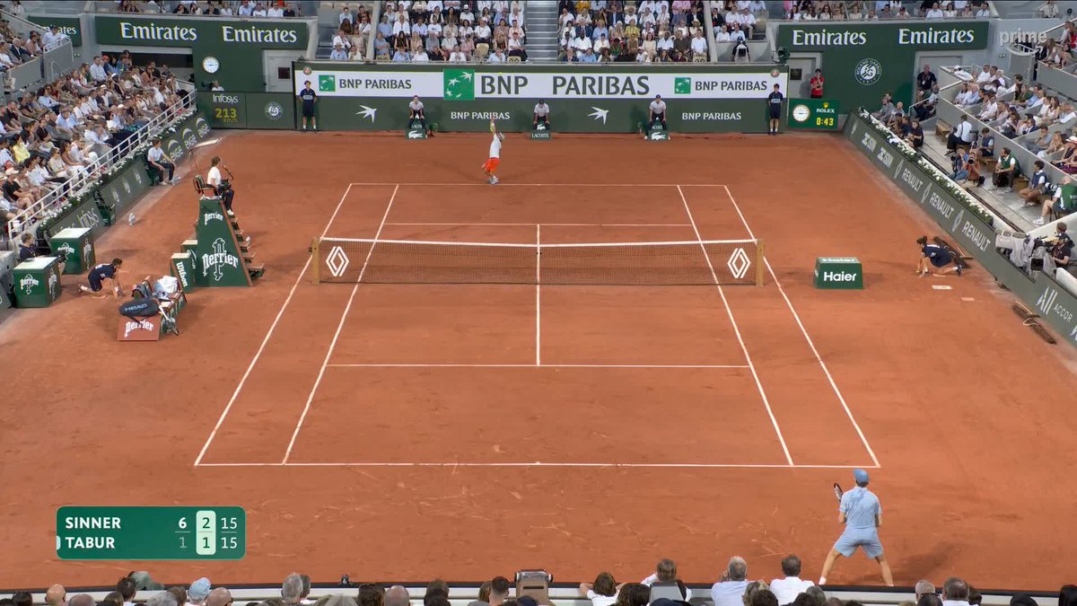😱 Le passing MONSTRUEUX de Jannik Sinner ! 🇮🇹 L'Italien est en contrôle sur le Chatrier ! #RolandGarros