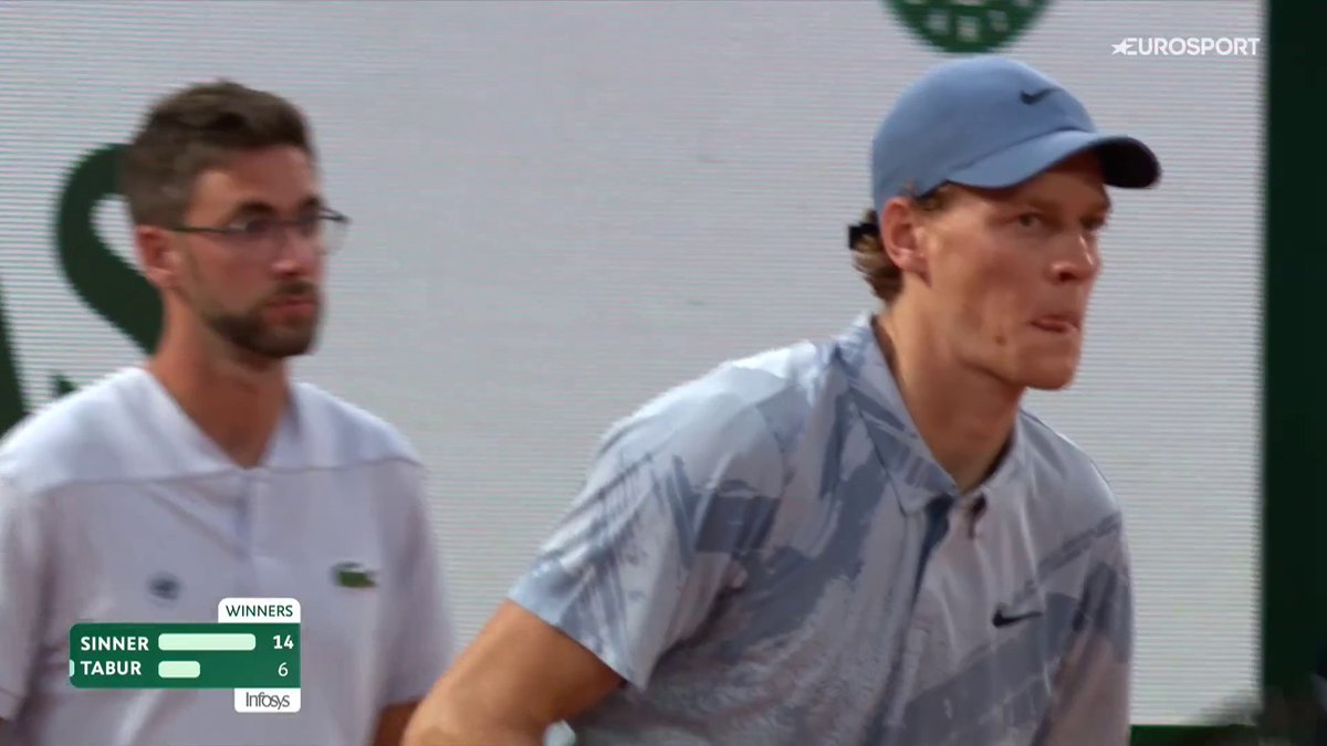 Puoi metterla dove vuoi, sappi solo che l’azzurro ci arriverà. E, molto probabilmente, ti risponderà ancora meglio 🧡 #Tennis #RolandGarros #Sinner