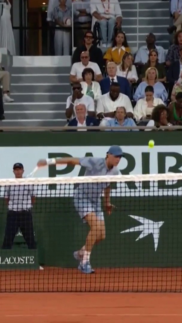 Jannik Sinner with a STUNNING drop shot against Tabur at Roland Garros. Filthy spin and perfectly placed. He’s got that feathery touch. 🤌😮‍💨