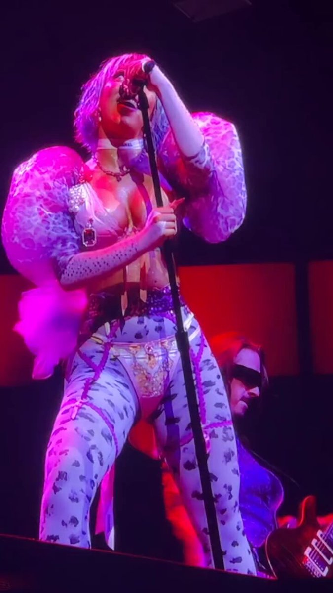 Doja Cat performing “Cards” tonight at Utilita Arena in Birmingham, UK. #TourMaVie