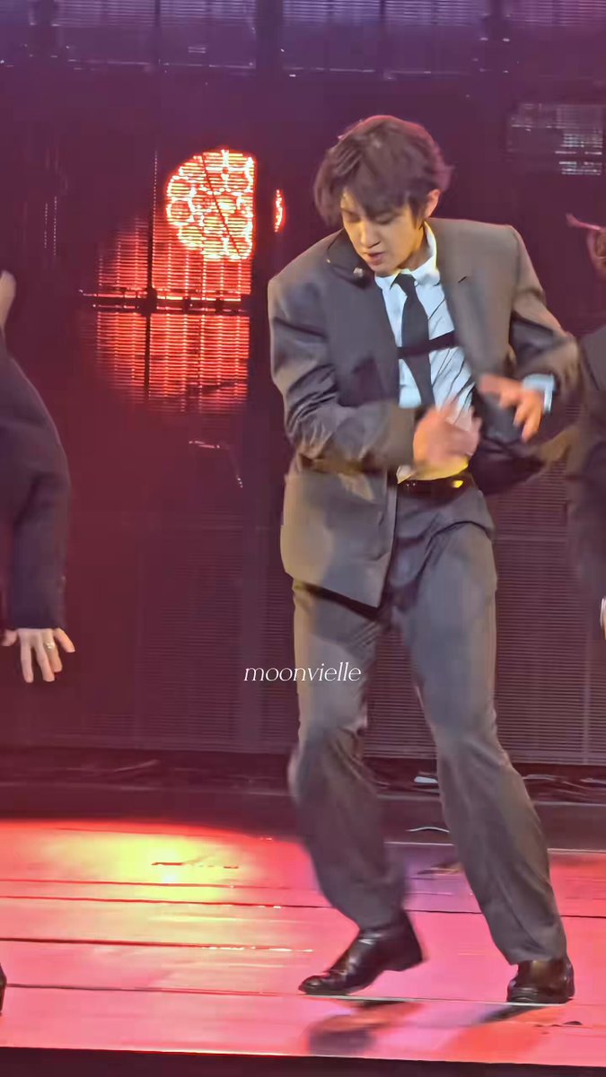 Can we talk about CHANYEOL’s footwork in Crazy…..? #CHANYEOL #찬열
