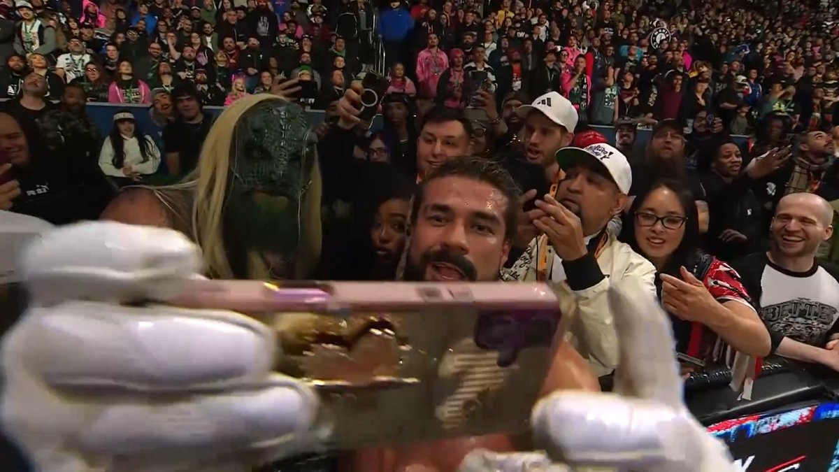 .Andrade “El Idolo” The Real Latino Man! got dino-fished by @Luchasaurus! 🦖
