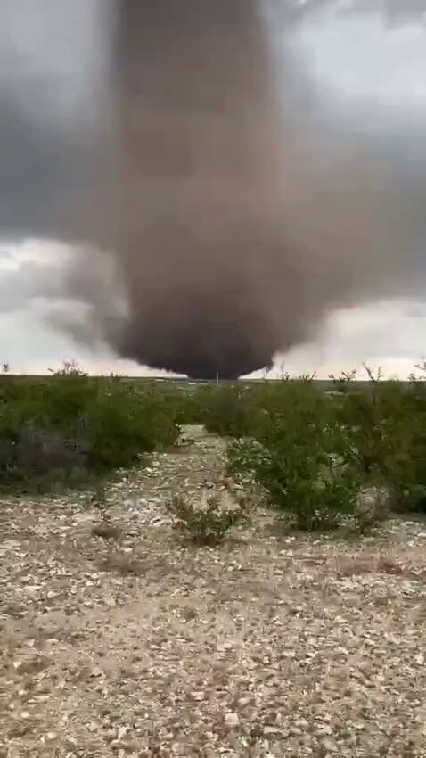 #Reportando 🎤🔴 | Surgen nuevas imágenes del tornado registrado en el norte de Coahuila. 🌪️⚠️ 📸 Impacto actual: Comienzan a llegar las primeras imágenes y videos desde la zona norte del estado, donde las condiciones meteorológicas extremas favorecieron el desarrollo de un tornado de relevancia. El fenómeno afectó los límites de los municipios de Zaragoza y Ciudad Acuña, particularmente en las inmediaciones de la comunidad de Santa Eulalia. 📋 Estado de la situación: Hasta el momento, las autoridades locales de Protección Civil no han emitido un parte oficial sobre posibles afectaciones, daños materiales o personas lesionadas en la región afectada. 📹 Crédito del video: Vía Facebook / Página que te avisa cuando va a llover en Acuña.