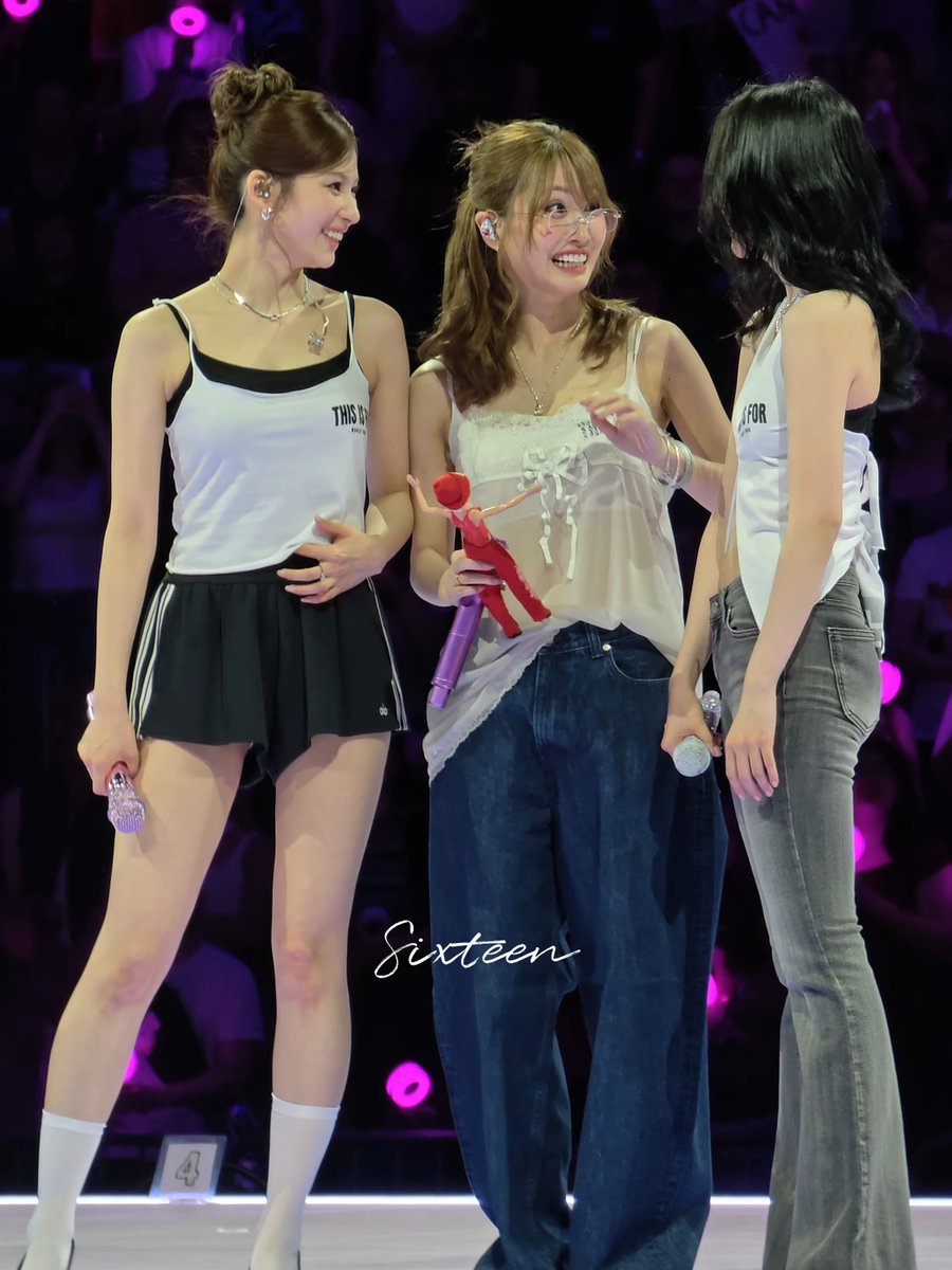 MINA AND MOMO PULLING DOWN THE MOMO BARBIE DOLL'S TOP TO SEE THE BOOBS??