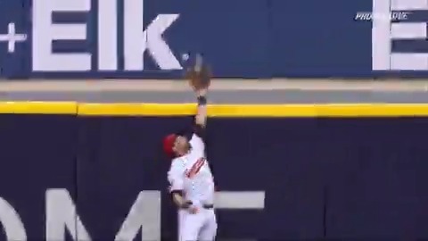 Daniel Schneemann robs a home run with an incredible catch!