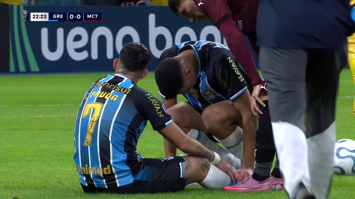 LA LESIÃN DE KICHÃN: Pavón sintió una molestia fÃsica y tuvo que salir en el primer tiempo del empate 2-2 entre Gremio y Montevideo City Torque en la fecha 6 del Grupo F de la CONMEBOL #Sudamericana.