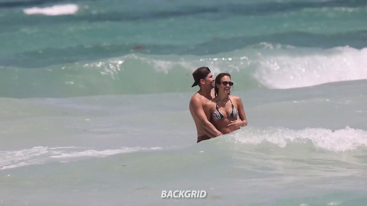 😍 Jessica Alba and Danny Ramirez pack on PDA in a steamy beach make-out session. Credit: Backgrid