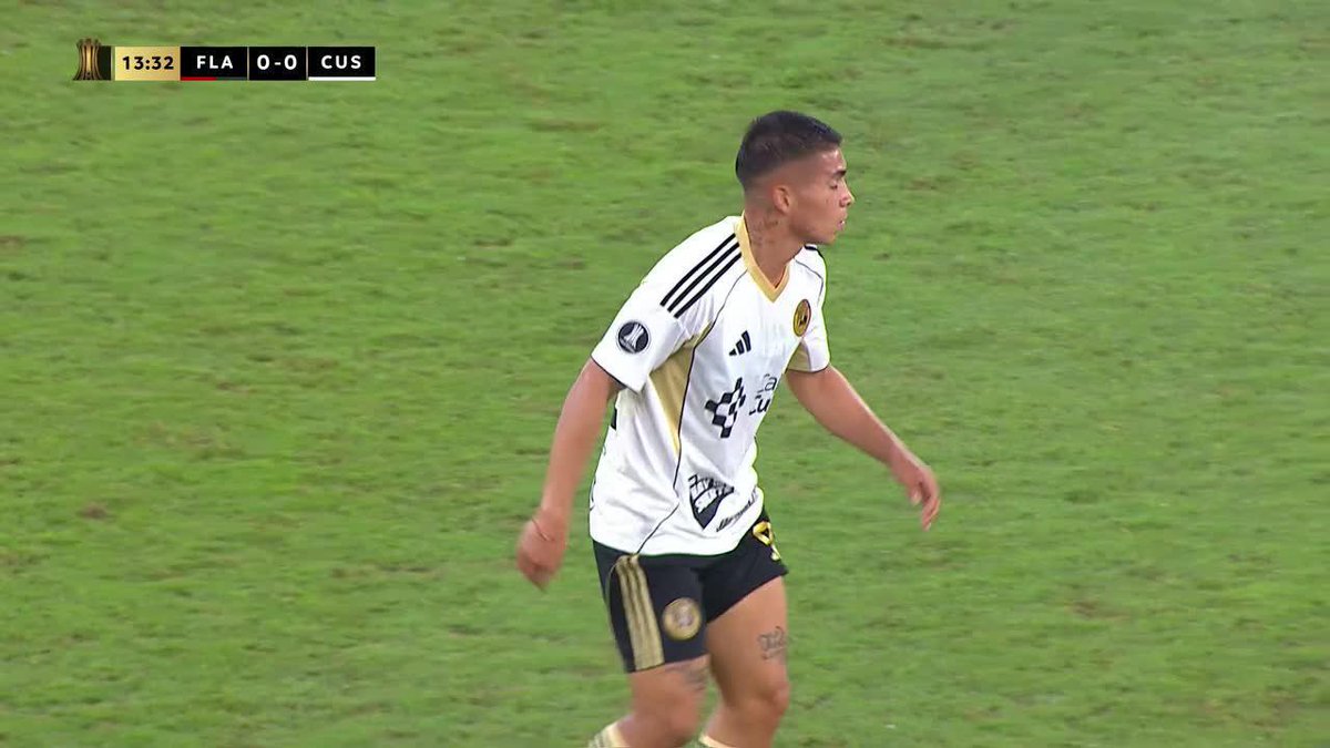 ¡LA CALIDAD DE PLATITA! 🇪🇨 Gonzalo Plata, con talento, le ganó el primer duelo a Diego Soto; luego, el jugador de Cusco recuperó el balón con una falta y se terminó ganando la tarjeta amarilla. ▶️ Mira la 🏆 CONMEBOL #Libertadores en el Plan Premium de #DisneyPlus