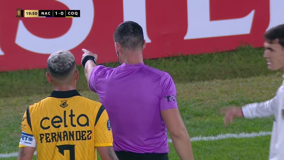 ¿Y ESTO? Tremendo patadón de Coates a Vadalá, que ni siquiera fue sancionado como falta... ▶️ Mira la 🏆 CONMEBOL #Libertadores en el Plan Premium de #DisneyPlus