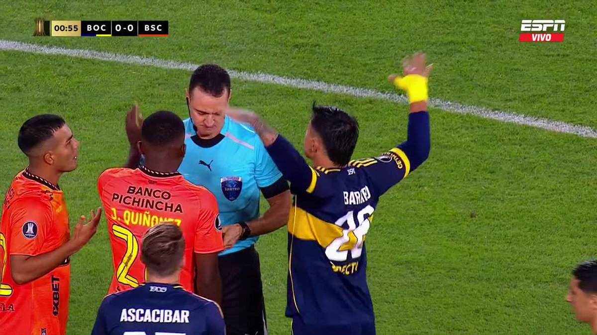 🏟️✅ WILMAR ROLDÁN ES EL ÁRBITRO CONCENTRADO Y CONFIRMADO PARA ENFRENTAR A LA CATÓLICA ❗️ 😡 Ya colaboró de local vs Barcelona, con este codazo de expulsión de Bareiro. 💵 Boca Juniors recibe a los chilenos, que enfrentan al Xeneize y su jugador N12.