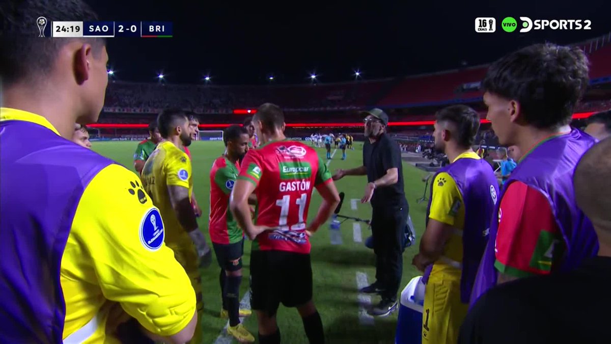 Muy buena charla del Innombrable en el tiempo de hidratación Mantuvo el 0-2 contra San Pablo que no es poco Es esta tuvo bárbaro