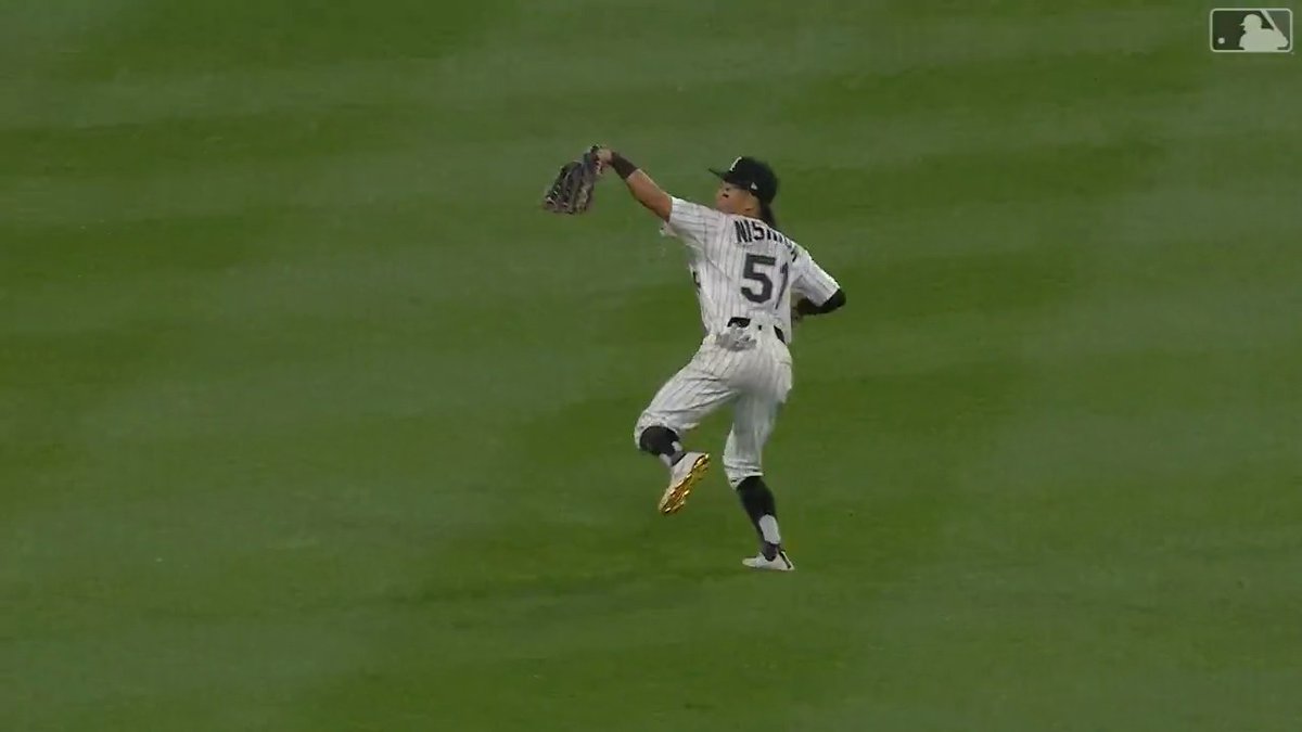 🔥 #西田陸浮 2日連続の好返球! 延長10回、勝ち越し点を防ぐ👏 延長10回表2死二塁 ライト前へのヒットにチャージし ホームへ突入した走者を鋭いストライク送球で刺しました🙌 👉2日連続の好送球でチームを救っています!! #日本人選手情報