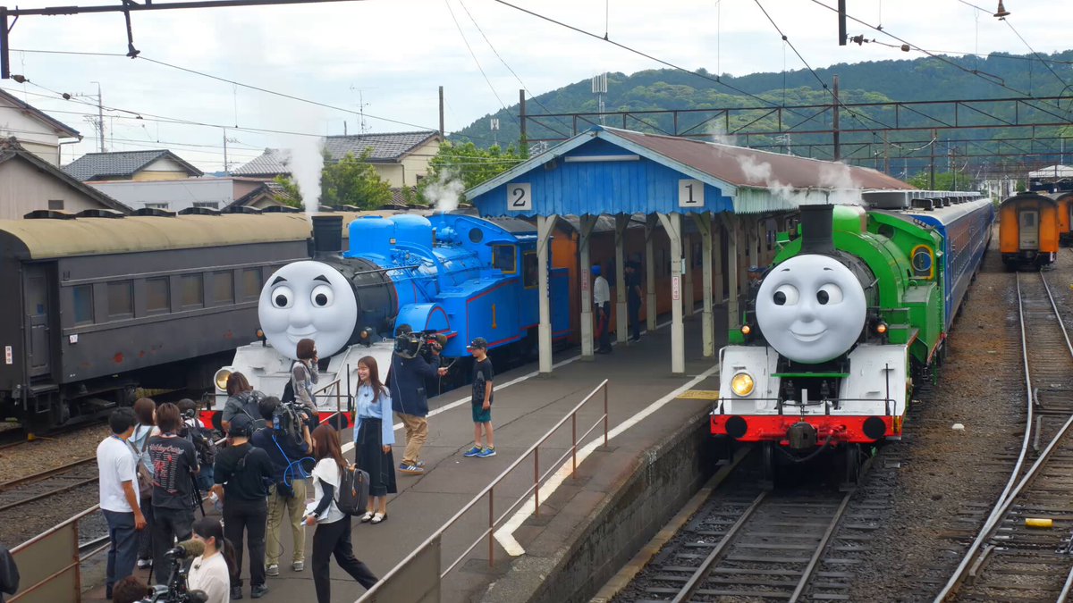 【トーマス号＆パーシー号🚂✨】 いよいよ今週末から6月15日まで、 大井川本線でトーマス号とパーシー号が一緒に走ります！ 片道ずつ乗り比べできるのは、 この期間だけの 特別な体験 🎉 お子さんとの思い出づくりにもぴったりです。 チケットも好評販売中🎫 今年の初夏は、ふたりの仲間に会いに行きませんか？ 👉