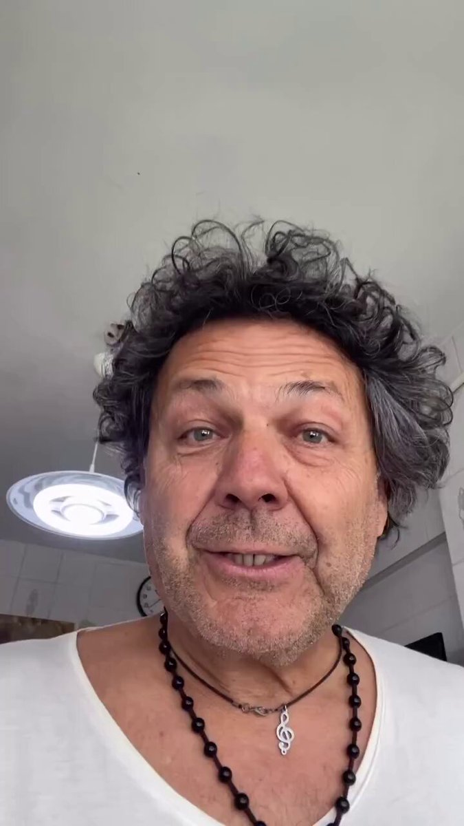 Yaşını saklayan ve çay mucizesiyle beyaz saçlardan kurtulduğunu iddia eden adam: ♦ Yaş 70, saçlar simsiyah arkadaşlar. ♦ Beyazlarınız olmadan gel beni takip et arkadaşlar. ♦ Ne yapıyoruz? ♦ Çay mucizesi ile arkadaşlar beyazlardan kurtuluyoruz. ♦ Saçların ne renk olursa olsun hiç dert etmeyin arkadaşlar. ♦ Bakın sabahki çayımı dumanı hala üzerinde.