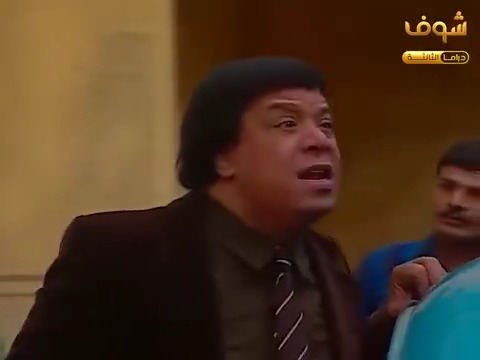 مشهد عظيم من وحيد سيف كان عامل دور كوميدي من الأول للآخر وفجأة قرر يخرج عن صمته ووقف في نص الشارع وصارح كل واحد بحقيقته .. تحسه مشهد خارج النص وخارج السيناريو 👏👏