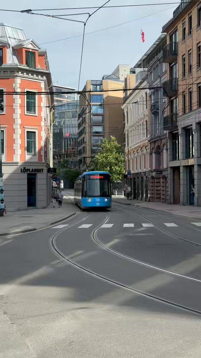The modal split in Oslo is approximately 31% public transport, 30% walking, 29% driving and 6-7% cycling. In the inner core, cars drop to 18%.
