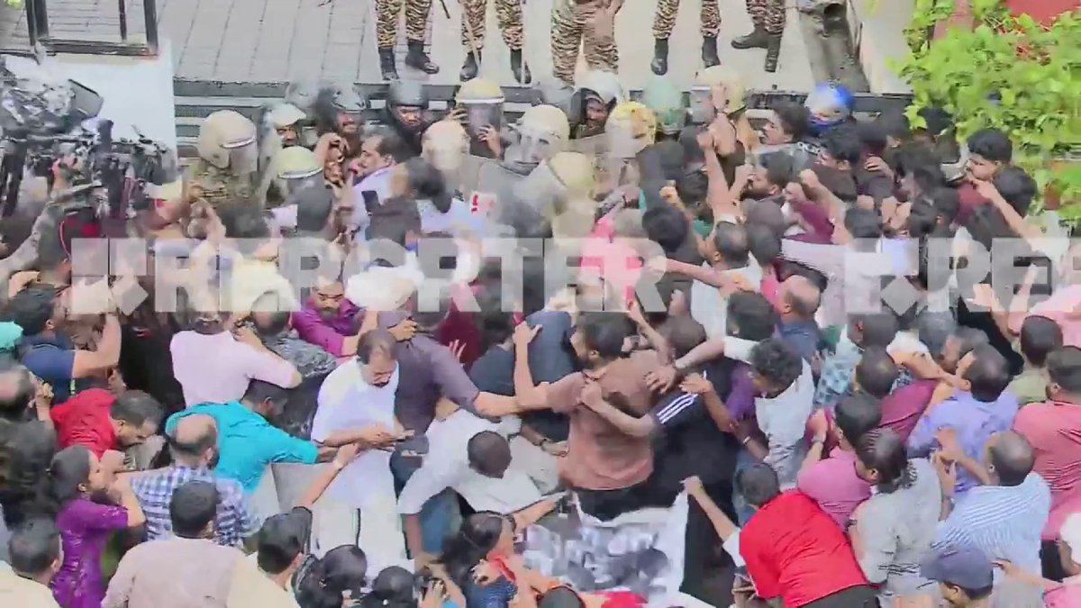പിണറായിയുടെ വീട്ടിലെ ഗേറ്റ് തകർക്കാൻ ശ്രമിച്ച് SFI പ്രവർത്തകർ, കേന്ദ്ര സേനയ്ക്ക് നേരെ കല്ലേറ് #edraid #pinarayivijayan #EnforcementDirectorate #cmrl #exalogic