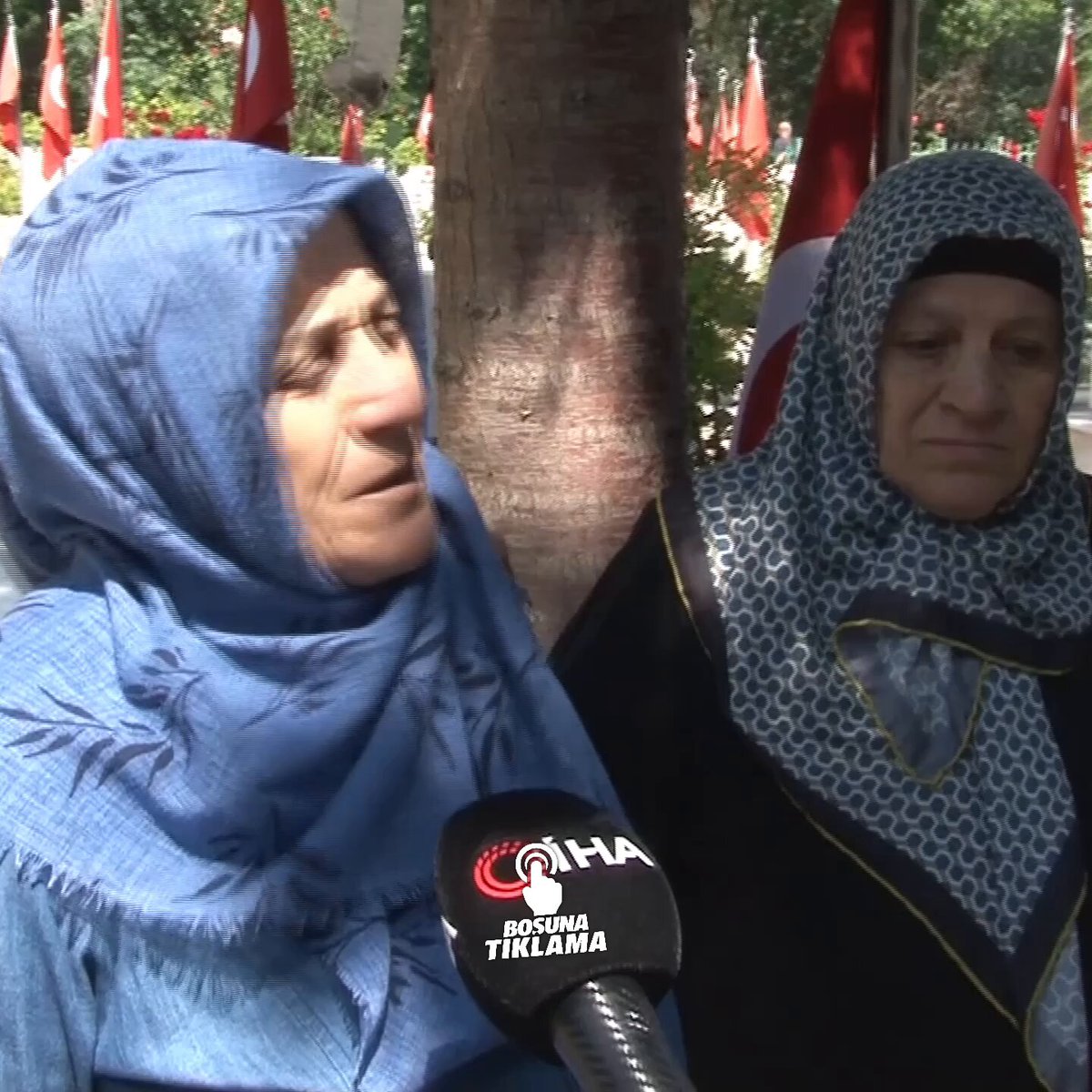 11 yıl önce şehit düşen Jandarma Uzman Onbaşı Muhammed Oruç'un annesi: "Bayram mı evham mı hiç bilmiyorum. Evladım burada yatıyor. Bana bayram yok. Yaşıyor muyum yaşamıyor muyum hiç bilmiyorum. Her gün evde resimlerle yatıp, resimlerle kalkıyorum."