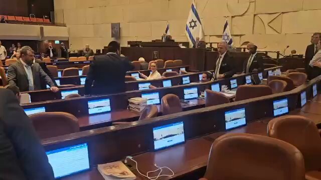 החרדים חוגגים - הקואליציה העבירה בטרומית את הצעת חוק המעונות של אייכלר שתבטל את הסנקציה הכי משמעותית על משתמטים, וזאת בקולות הליכוד ועוצמה יהודית. החוק קובע שהסבסוד למעונות יקבע לפי תעסוקת האם וכך ניתן יהיה להמשיך לממן משתמטים.