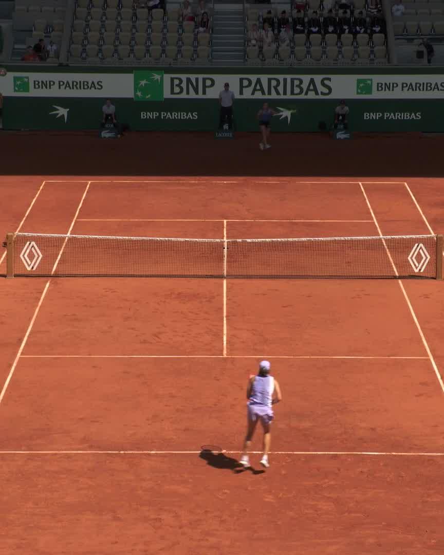 Iga off to a solid start 💥 #RolandGarros