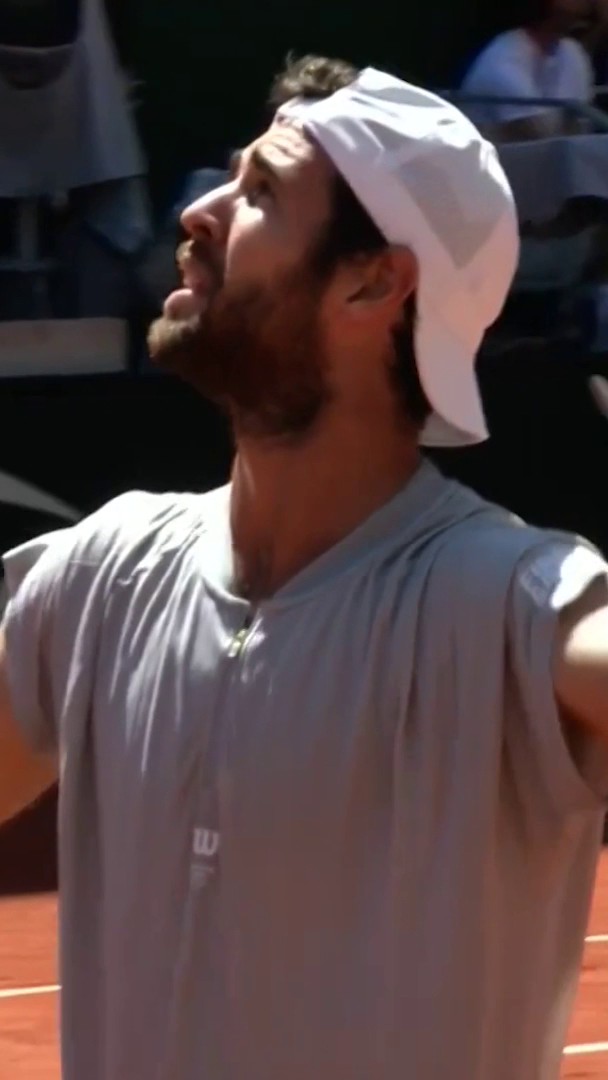 Karen Khachanov was not happy after losing a point when his shot touched a cable above the court 💢