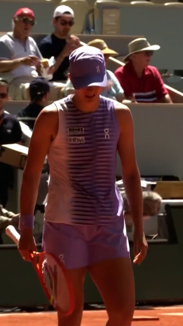 “Finally!” 😅 A rare Iga Swiatek drop shot ends a 25-shot rally with Sara Bejlek 🎾