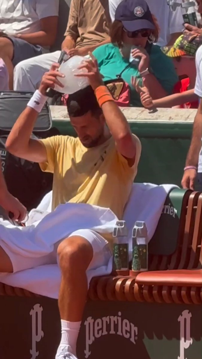 🧊 Ice, frío, hielo. 🥵 La solución de Djokovic para afrontar el calor de París, a tope de hielo durante su entrenamiento #RolandGarros
