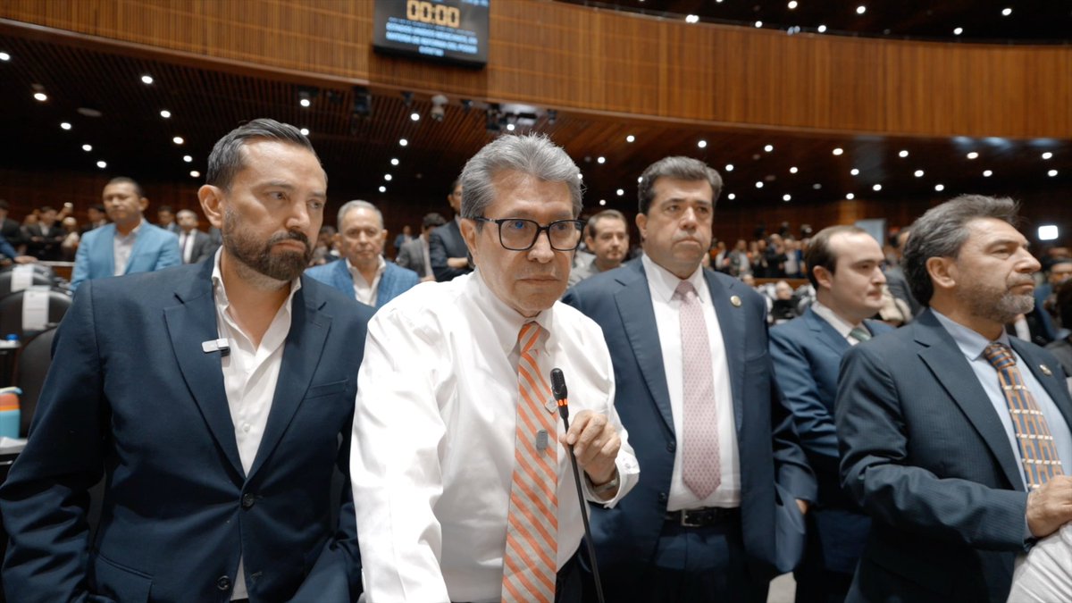 Patético el cero votos, queriendo encajar, salir a cuadro y que lo tomen como algo serio. Causa el efecto contrario claro. Parado de puntitas y casi encima de Monreal ¿no te le da pena?.