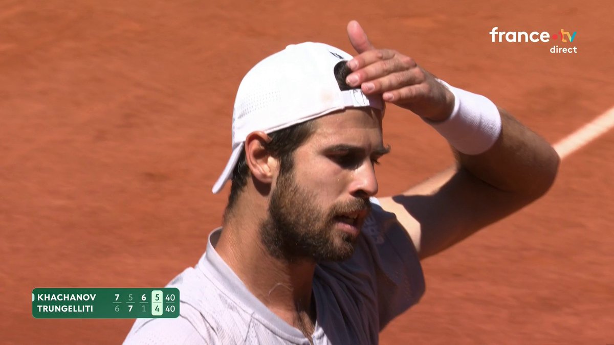 😱 Le raté de l'année sur balle de match à 5-4, 40-30, au quatrième set. Karen Khachanov a intérêt à gagner ce match s'il ne veut pas faire des cauchemars.