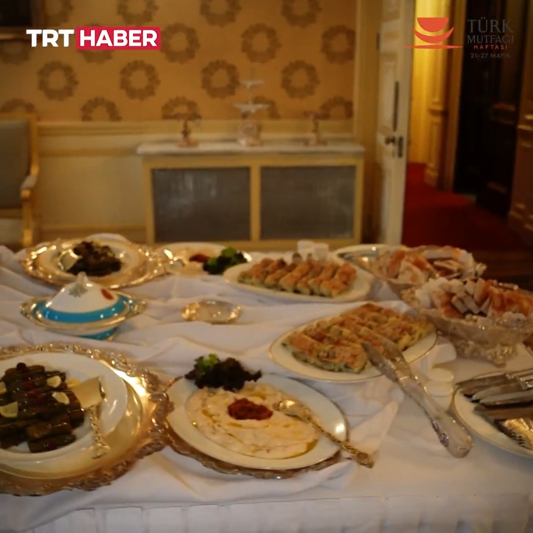 🇹🇷 Emine Erdoğan'ın himayesinde düzenlenen #TürkMutfağıHaftası kapsamında, Anadolu'nun lezzetleri dünyaya tanıtılıyor. 🍽️ İngiltere'nin başkenti Londra'da, çiğ köfteden yaprak sarmaya, baklavadan böreğe Türk mutfağının #geleneksel lezzetleri misafirlere sunuldu.