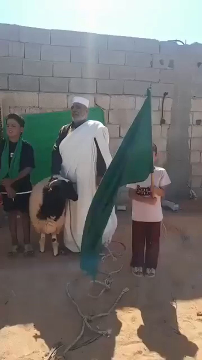 احد مؤيدين القدافي يدبح خروفين بأسم معمر وابنه سيف #العاصمة