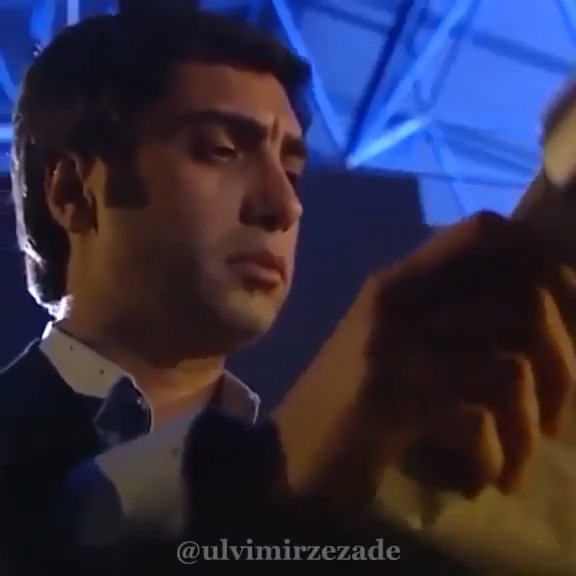 Sahneye bak, Sherlock falan gelsin, elini öpsün.
