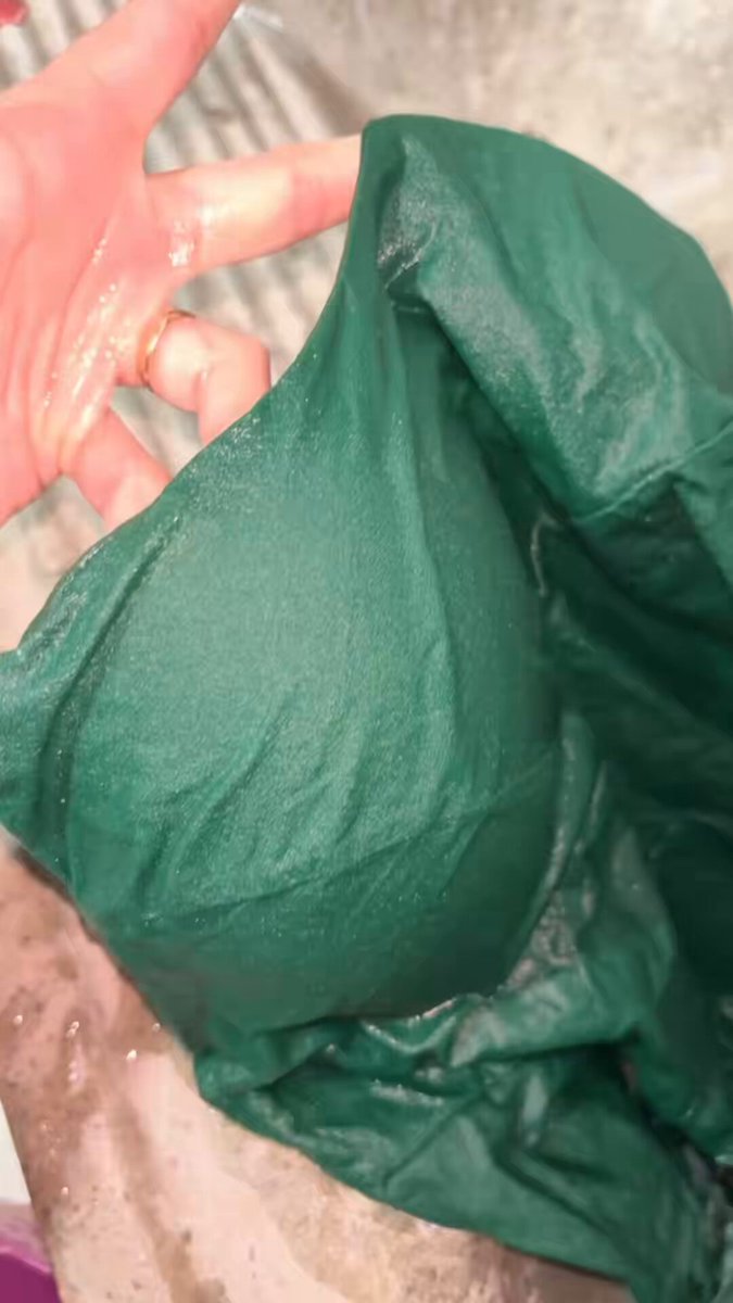 Prejuízo! Jovem tenta proteger roupa na máquina e se assusta com quantidade de tinta que o vestido soltou. 📸 lauragonttijo (ig) | MyHood