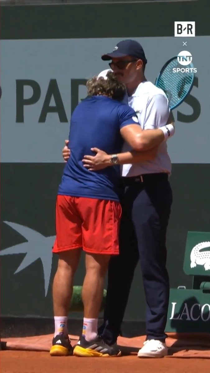 Ran into the ump and lost the point... but he still hugged him anyways 😅🤗 All love between Marco Trungelliti and the umpire ❤️ Watch Roland-Garros on TNT 📺